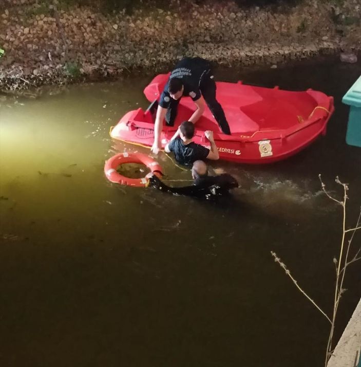 Porsuk Çayı'na telefonunu düşürdü, almaya çalışırken ölümden döndü