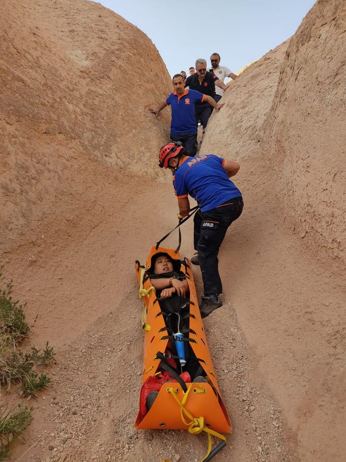 d Kapadokya'yı gezen turist çukura düştü