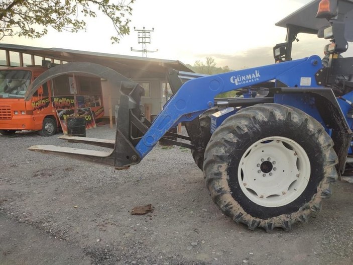 Zonguldak'ta ters yöndeki traktörün aparatı otomobili hurdaya çevirdi
