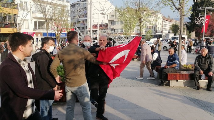 Bolu'da Gezi davası için toplananlara Türk bayrağıyla tepki gösterildi