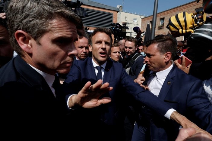 Macron pazar ziyaretinde domatesli saldırıya uğradı