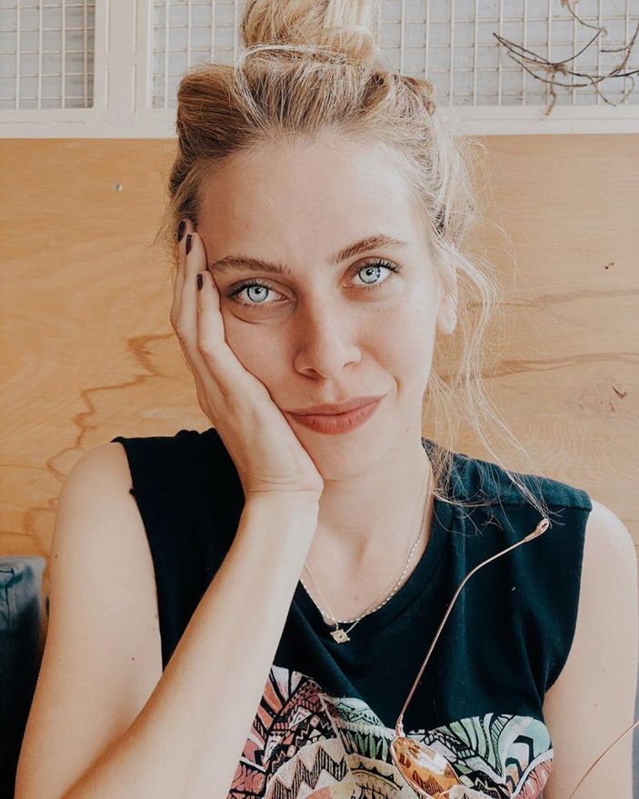 Uraz Kaygılaroğlu'nun eski eşi Melis boylu boyunca uzandı, kasığına kadar dekolte verdi! Görenin nevri döndü