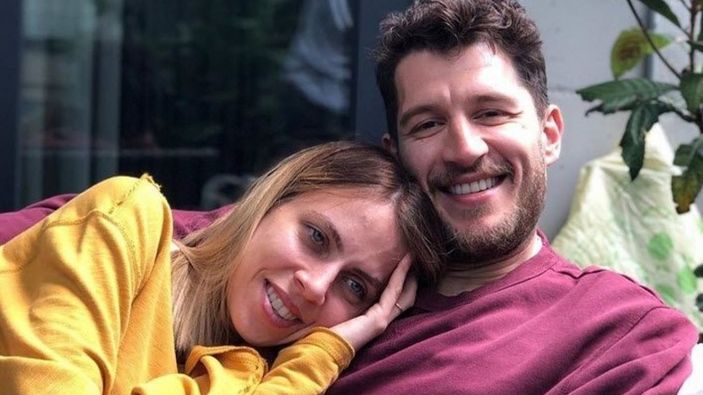 Uraz Kaygılaroğlu'nun eski eşi Melis boylu boyunca uzandı, kasığına kadar dekolte verdi! Görenin nevri döndü