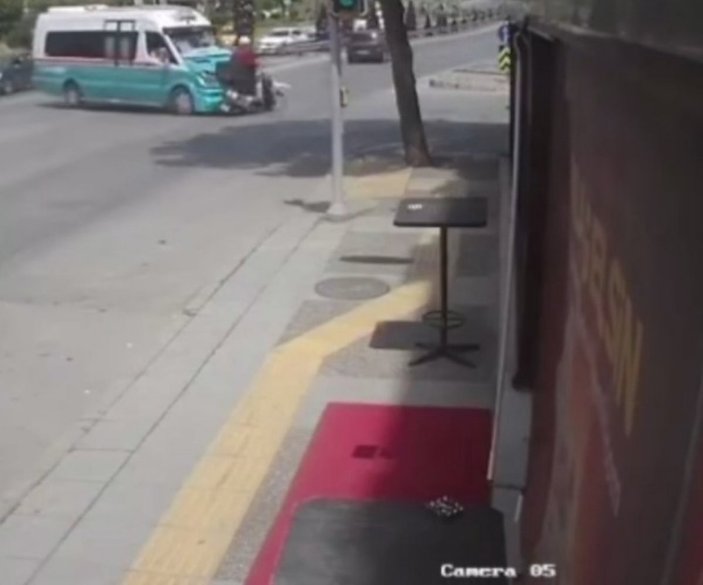 İzmir'de bir motokurye, minibüsle kafa kafaya çarpıştı