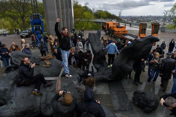 Rusya ve Ukrayna dostluk anıtı yıkıldı