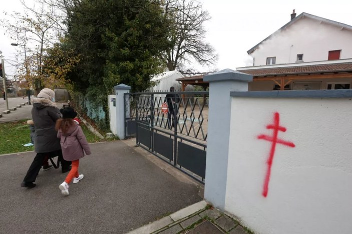 Fransa'da camilerin duvarına haç çizen şahıs cezalandırıldı
