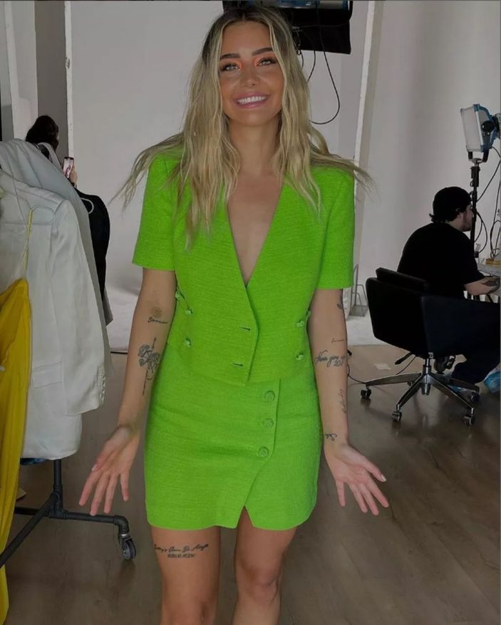 Survivor'dan elenen Aycan Yanaç açıldı, saçıldı! Dekoltesini gören dilini ısırdı... 'Yaktın bizi'