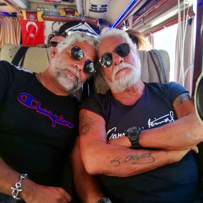 Tepeden tırnağa aynı! Fedon ve oğlu Theo Kalyoncu'yu görenler ayırt edemiyor