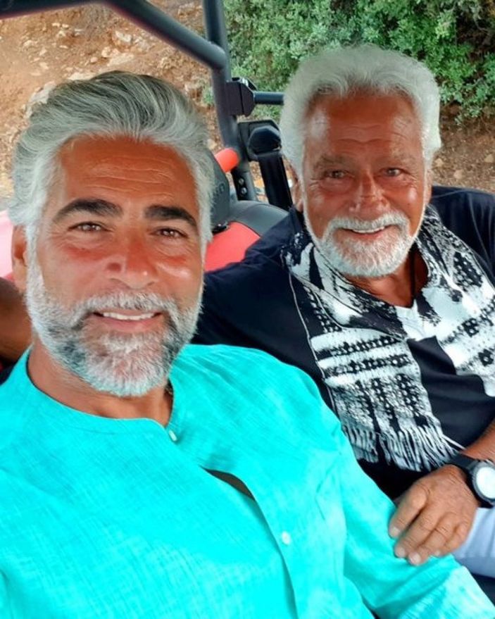 Tepeden tırnağa aynı! Fedon ve oğlu Theo Kalyoncu'yu görenler ayırt edemiyor