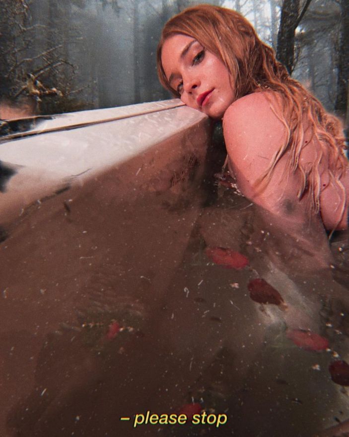 'Suyun altına zoom!' Mahkum'un Sasha'sı küvete çıplak girdi, takipçileri yorum yağdırdı...