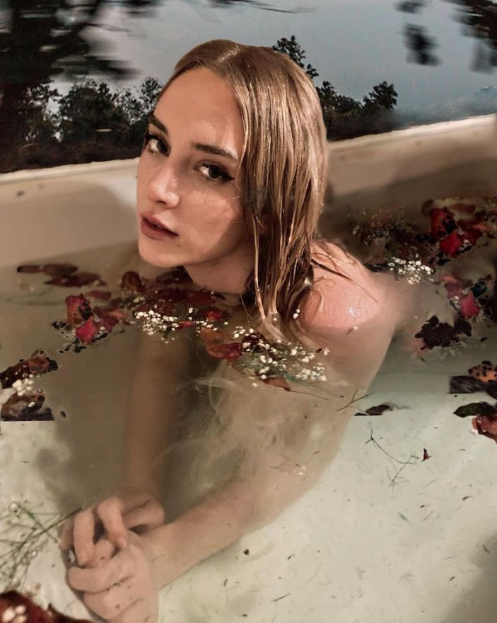 'Suyun altına zoom!' Mahkum'un Sasha'sı küvete çıplak girdi, takipçileri yorum yağdırdı...