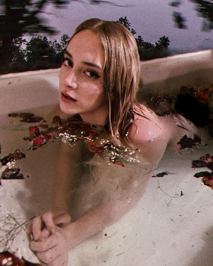 'Suyun altına zoom!' Mahkum'un Sasha'sı küvete çıplak girdi, takipçileri yorum yağdırdı...