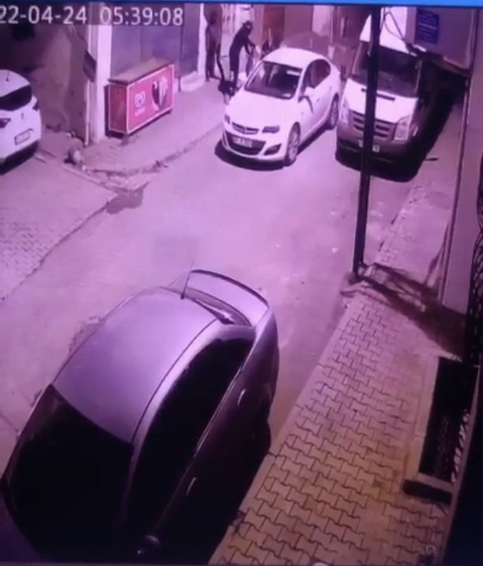 Gaziosmanpaşa’da mahalle sakininin süpürge fırlattığı hırsızlar kaçtı