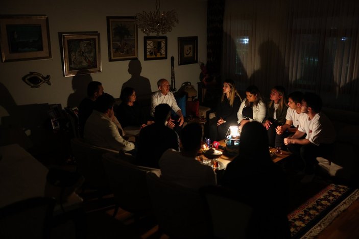 Kılıçdaroğlu gençleri evinde ağırladı: Bu düzenle kavga etmeliyiz