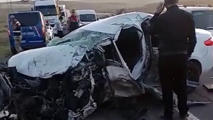 Şanlıurfa'da minibüs ile otomobil çarpıştı: 2 ölü, 6 yaralı