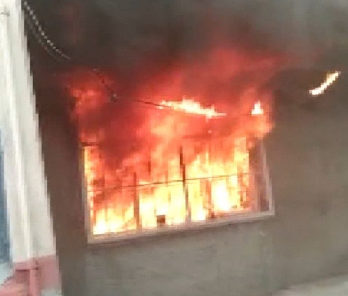 Esenyurt'ta yangın: Mahsur kalanlar araçla kurtarıldı