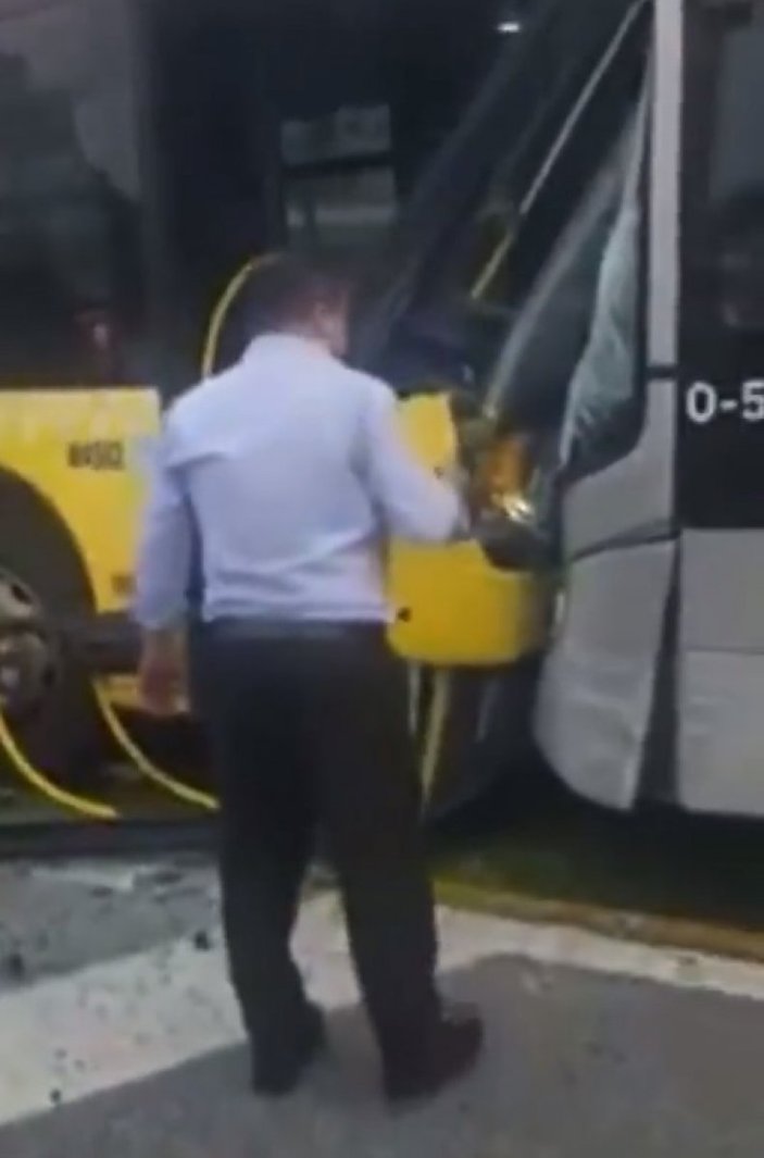 İstanbul Beylikdüzü'nde metrobüsler kafa kafaya çarpıştı