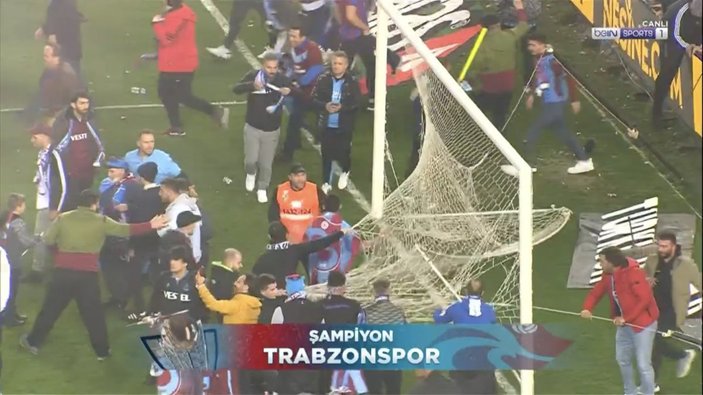 Trabzonspor taraftarları kale ağlarını söktü