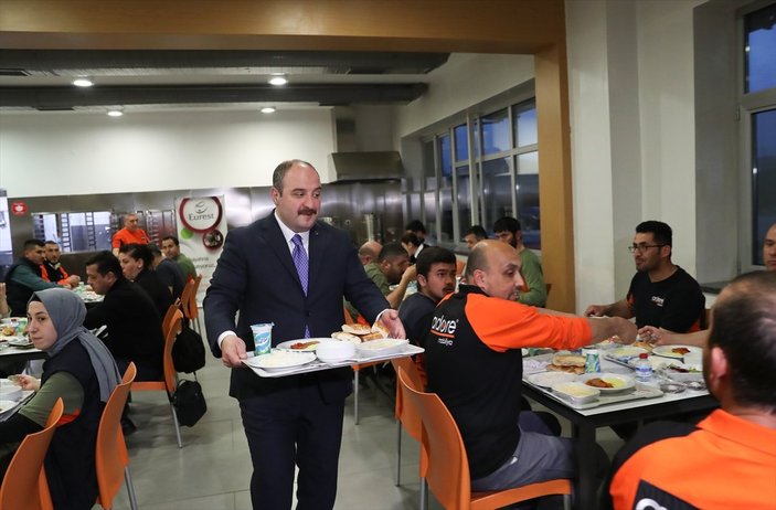Mustafa Varank, mobilya üretim tesisinde işçilerle iftar yaptı