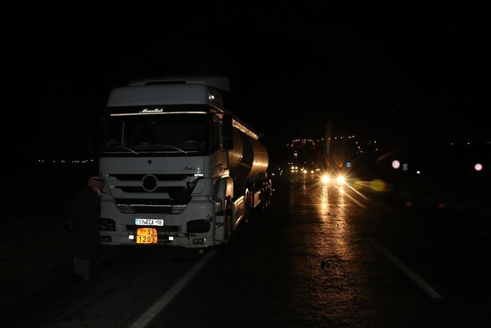 Şanlıurfa'da tanker sürüye çarptı: 22 koyun telef oldu