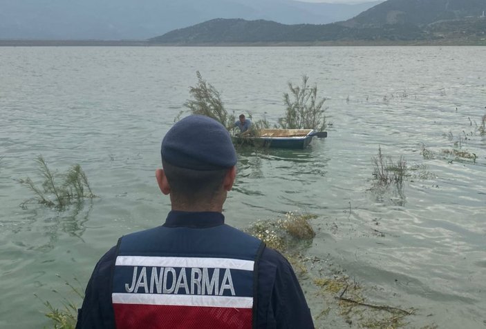 İzmir’de, baraj gölünde mahsur kalan çocuk sandalla kurtarıldı