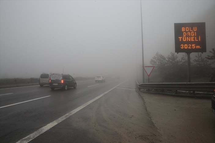 Sis ve sağanak, Bolu Dağı'nda etkisini gösterdi