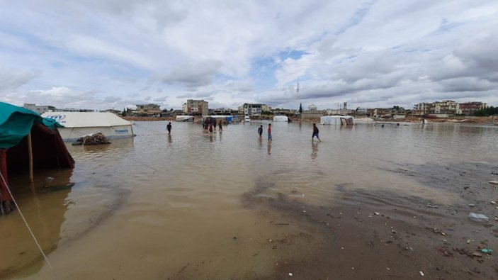 Şanlıurfa'da, mültecilerin çadırları sular altında kaldı