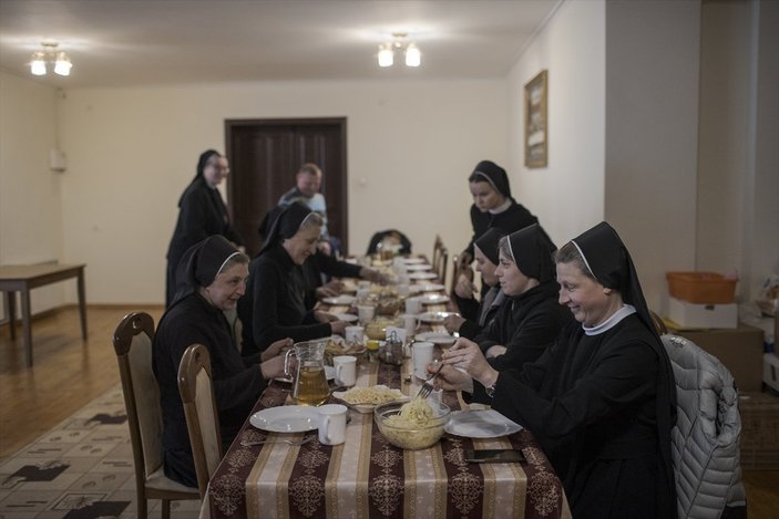 Ukraynalı siviller, manastıra sığındı