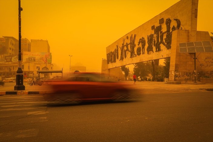 Kum fırtınası Irak'ı etkisi altına aldı