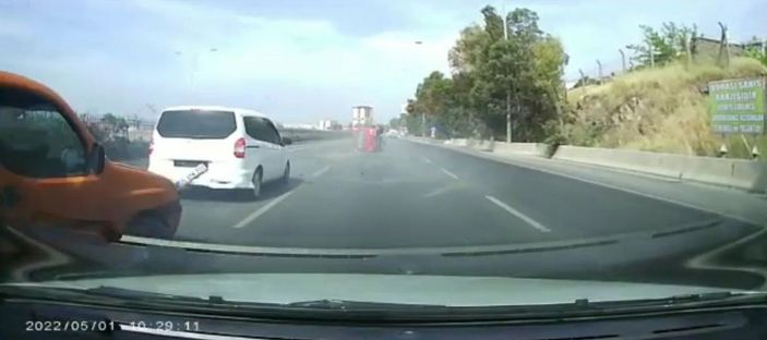 İzmir'de aracın çarptığı otomobil takla attı