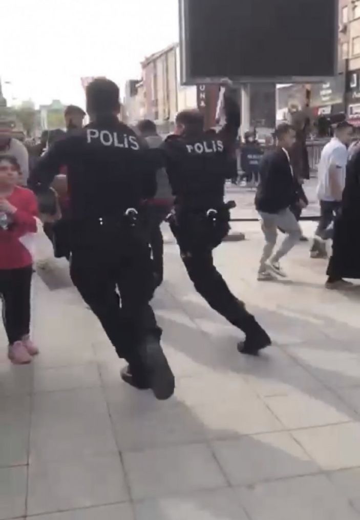 d İstanbul'da giyim mağazasındaki kavga dışarıya taştı