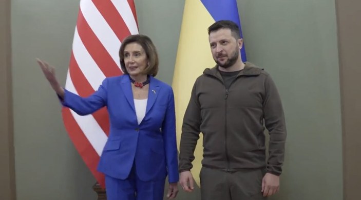 Nancy Pelosi Kiev'de Zelensky'i ziyaret etti