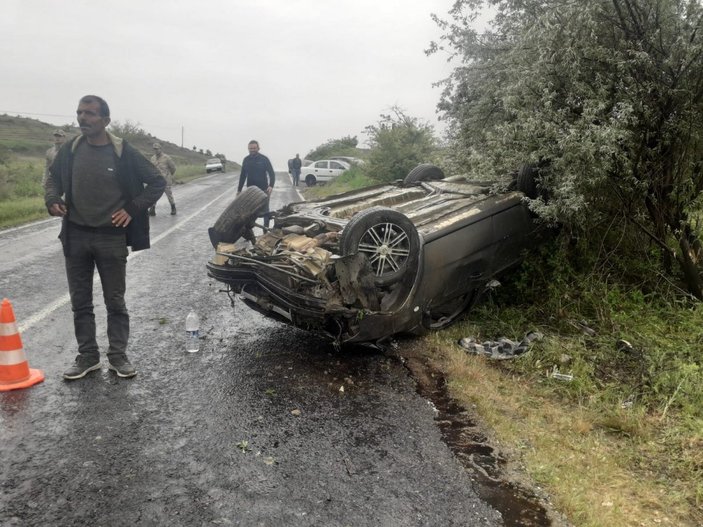 Diyarbakır'da kontrolden çıkan araba tatla attı