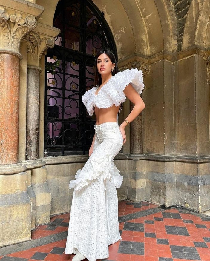 Açıldıkça açılıyor! Sibil Çetinkaya dekoltenin dozunu abarttı, cesur pozlarıyla sosyal medyayı ateşe verdi