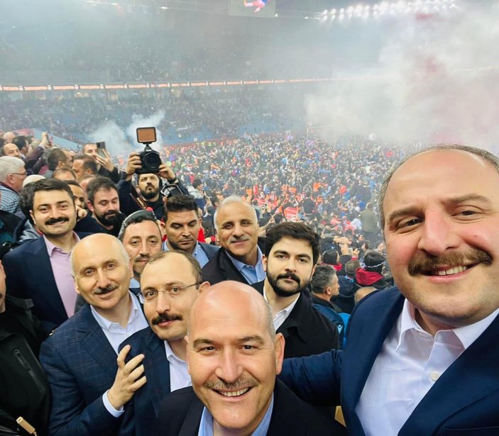Kabinenin Trabzonlu bakanlarından şampiyonluk selfie'si