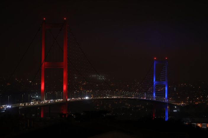 Boğaz, bordo-mavi renklere büründü