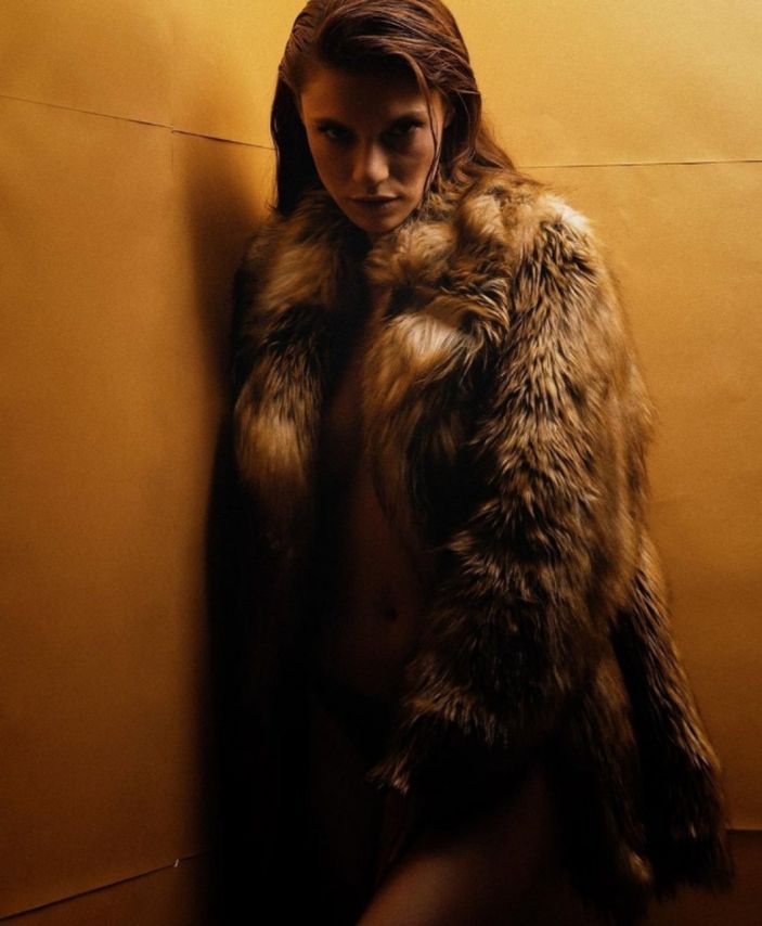 Arka Sokaklar'ın Zeliş'i artık sütyen takmıyor! Derin dekoltesi ve karın kaslarıyla akılları baştan aldı...