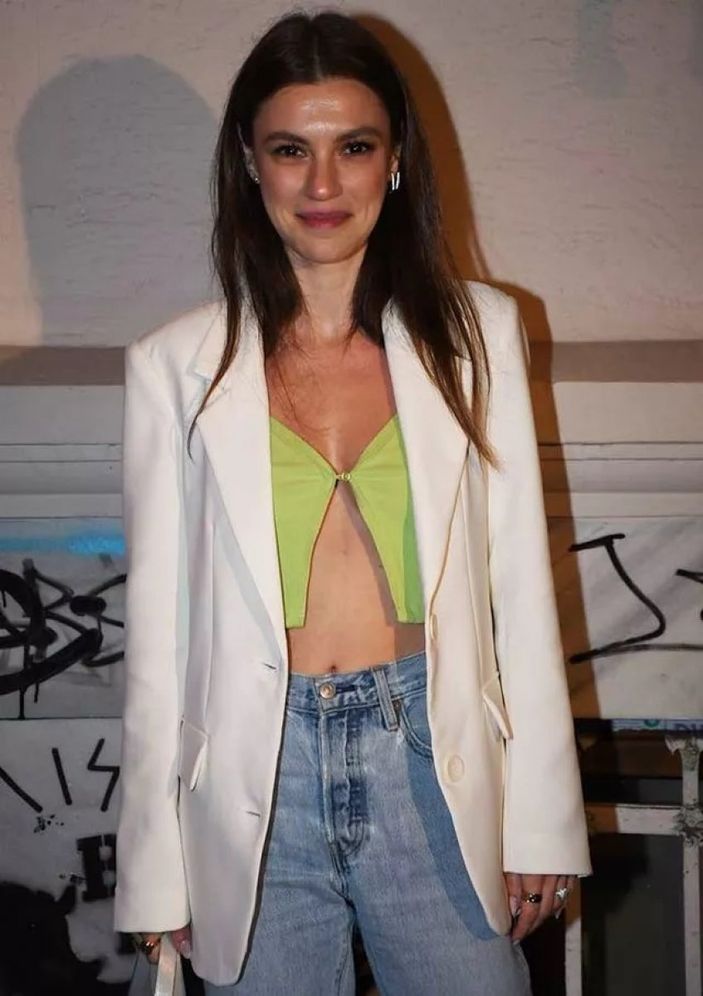 Arka Sokaklar'ın Zeliş'i artık sütyen takmıyor! Derin dekoltesi ve karın kaslarıyla akılları baştan aldı...