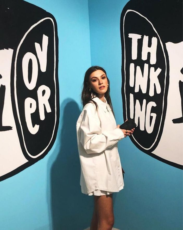 Arka Sokaklar'ın Zeliş'i artık sütyen takmıyor! Derin dekoltesi ve karın kaslarıyla akılları baştan aldı...