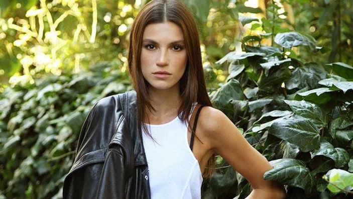 Arka Sokaklar'ın Zeliş'i artık sütyen takmıyor! Derin dekoltesi ve karın kaslarıyla akılları baştan aldı...