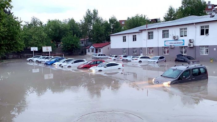 Adıyaman'da sağanakla suya gömülen 40 araç kurtarıldı