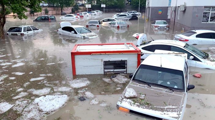 Adıyaman'da sağanakla suya gömülen 40 araç kurtarıldı