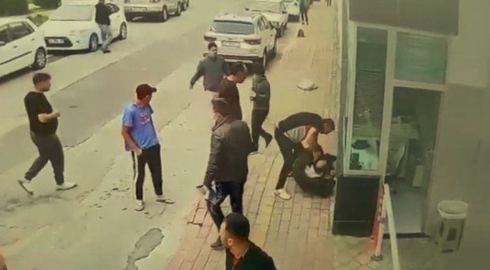Antalya'da kadını darbeden adamı vatandaşlar tekme tokat dövdü