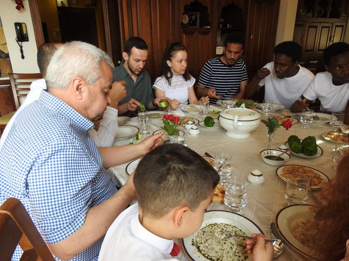 Yabancı öğrenciler bayramda Gaziantepli ailelere misafir oldu