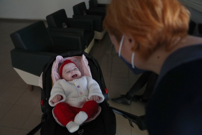 Tıp literatürüne giren anne, bebeğini ve kendisini hayata bağlayan doktorlarını ziyaret etti
