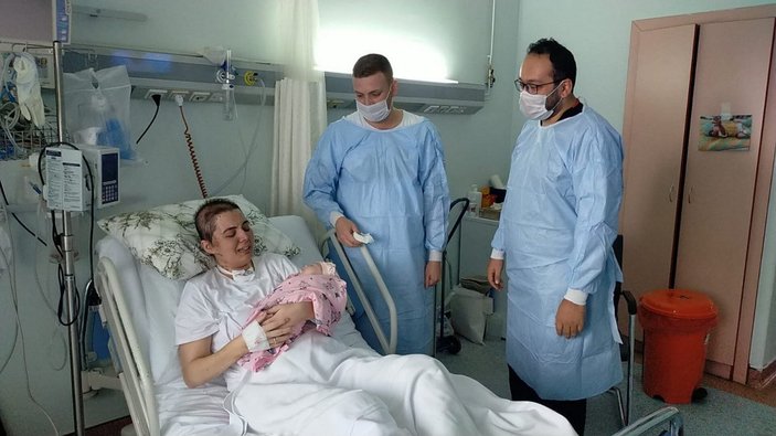 Tıp literatürüne giren anne, bebeğini ve kendisini hayata bağlayan doktorlarını ziyaret etti