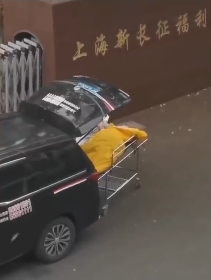 Çin’de öldü zannedilen yaşlı hasta, ceset torbasına konuldu