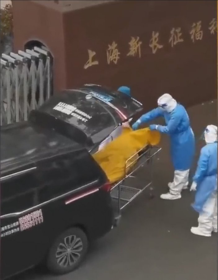 Çin’de öldü zannedilen yaşlı hasta, ceset torbasına konuldu