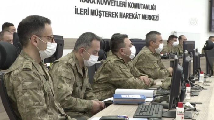 Cumhurbaşkanı Erdoğan, operasyonlardaki komutanlarla bayramlaştı