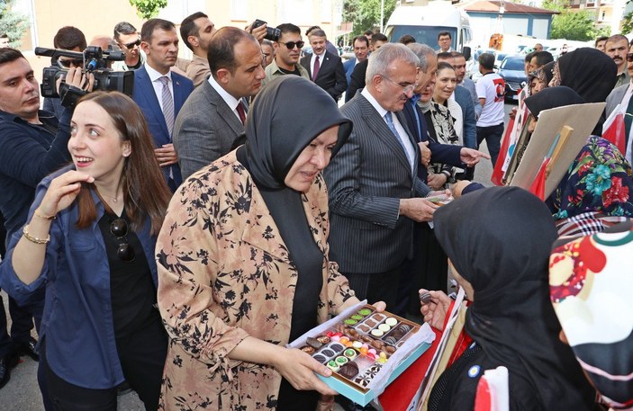 HDP önünde evlat nöbetindeki ailelere bayram ziyareti